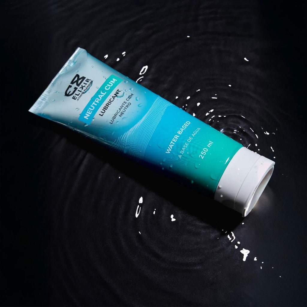 Elixir lubricante tipo cum neutro sobre fondo oscuro