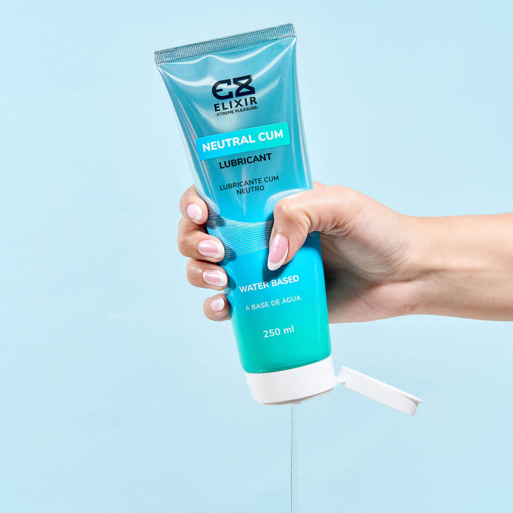 Elixir lubricante tipo cum neutro en la mano